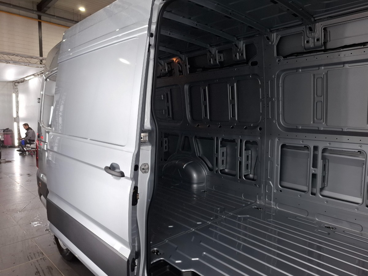 Volkswagen Crafter 35 2.0 TDI 140PK L4H3 Highline | LED | Climatronic | Leder stuur verwarm. | Comfortstoel | Stoelverw. | Trekhaakvoorb.| Reflex Silver