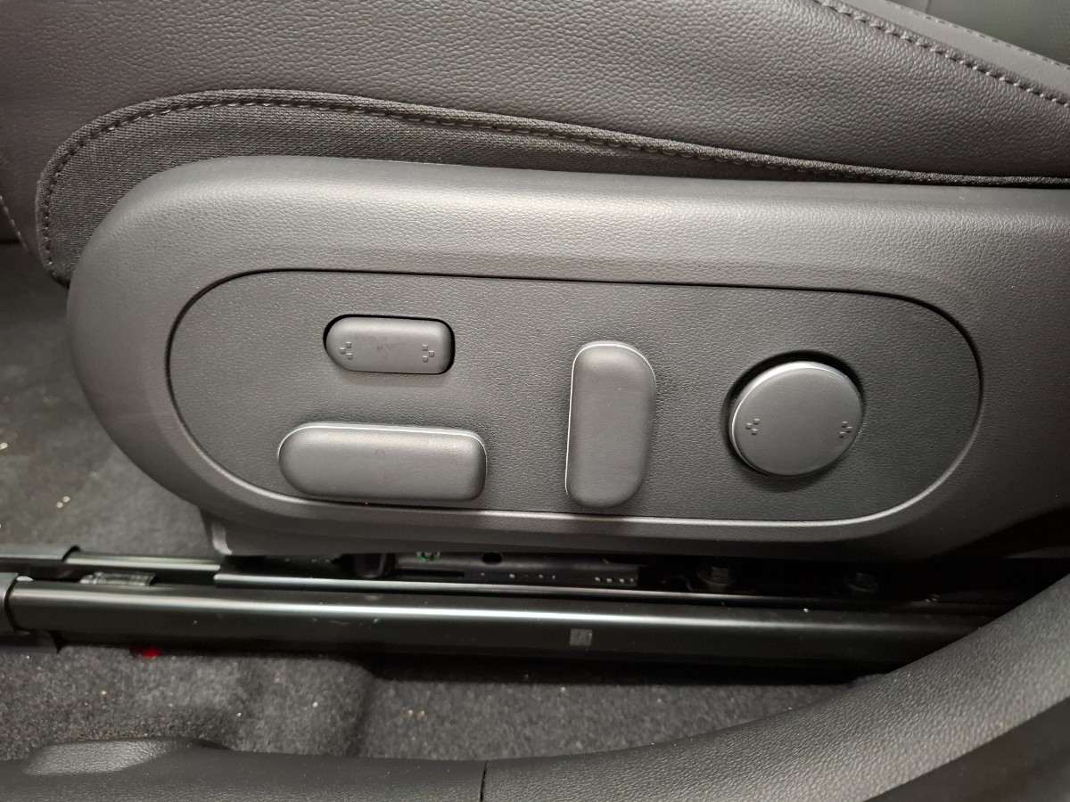 Hyundai Kona Premium TT 65.4 KWH Vol Leer Stoelverwarming Stoelverkoeling HUD