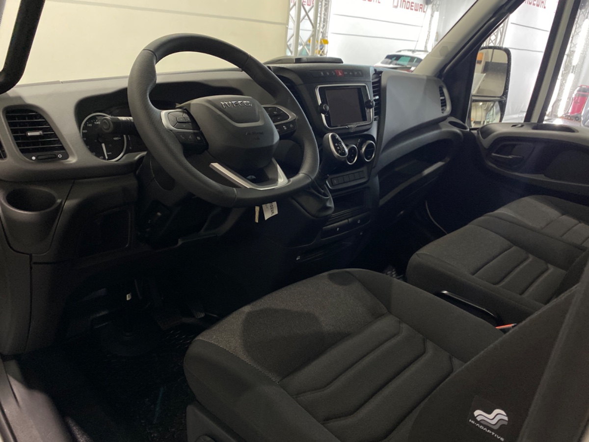 Iveco Daily 35S18 3.0L 180PK AUT | Oprijwagen | Geveerde stoel | 3.5t trekgw. | Adaptive CC | LED NAV ECC | Faustmann opbouw