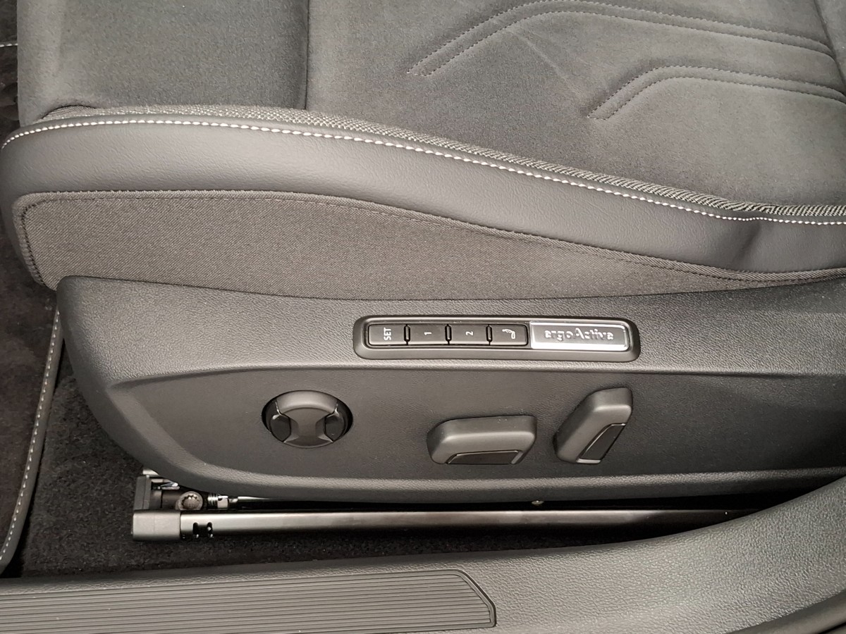 Volkswagen Golf Style 1.5 TSI eHybrid DSG | IQ LIGHT | LMV 18 Catania | Winterpakket | Anemone Blue
