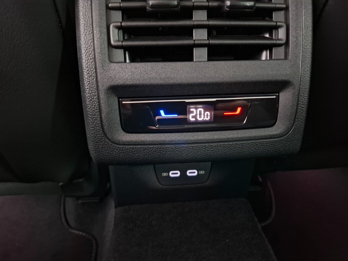 Volkswagen Golf Style 1.5 TSI eHybrid DSG | IQ LIGHT | LMV 18 Catania | Winterpakket | Anemone Blue
