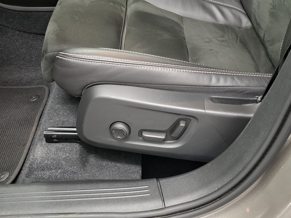 Volvo XC40 1.5 T4 Recharge R-Design Pano ACC H&K Elec Stoelen+Geheugen+Verwarming