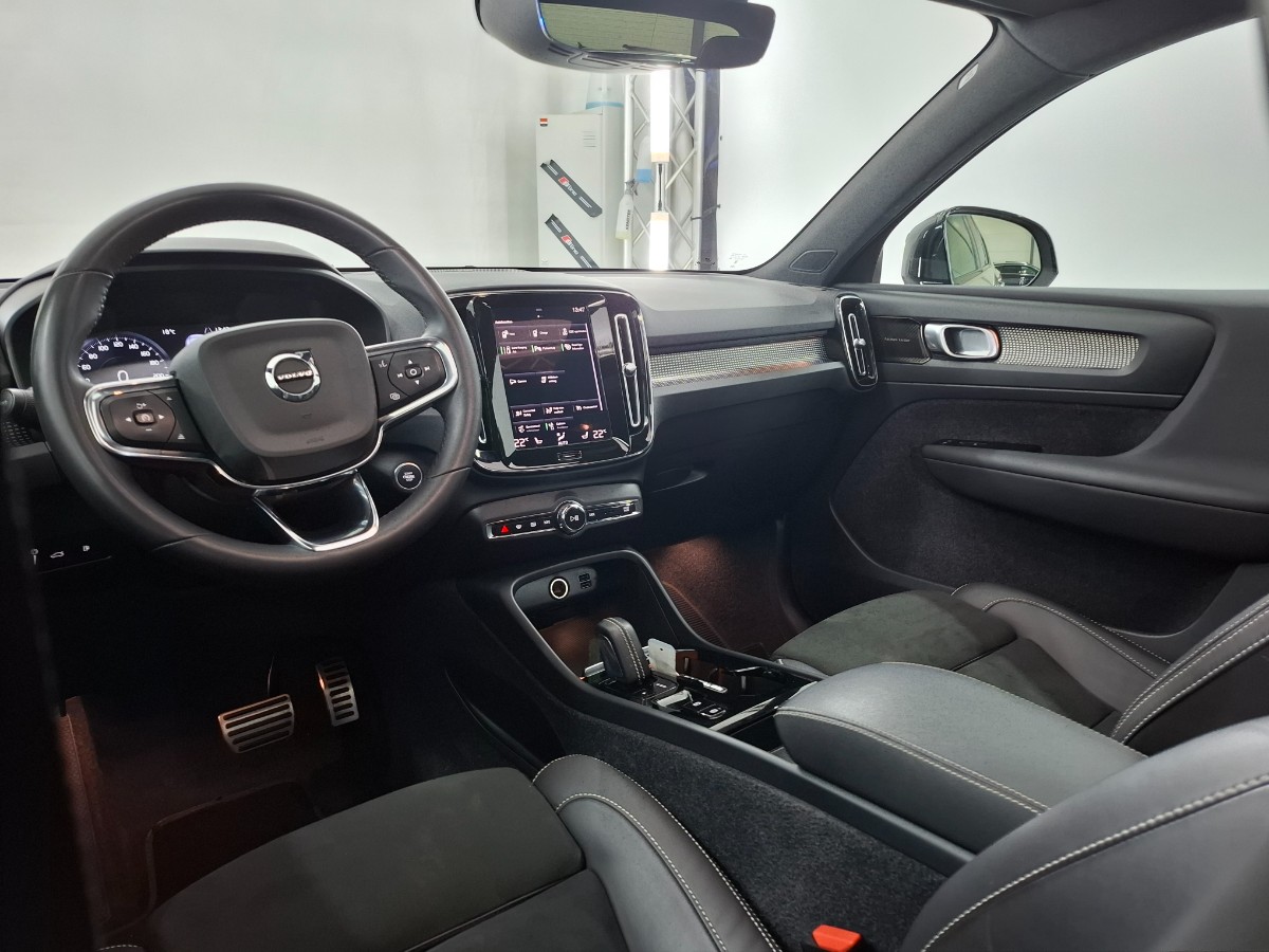 Volvo XC40 1.5 T4 Recharge R-Design Pano ACC H&K Elec Stoelen+Geheugen+Verwarming
