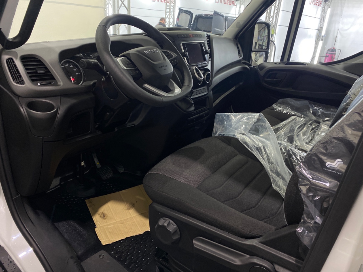 Iveco Daily 35S18 3.0L 180PK AUT | Oprijwagen | Geveerde stoel | 3.5t trekgw. | Adaptive CC | LED NAV ECC Adaptive CC | Faustmann opbouw