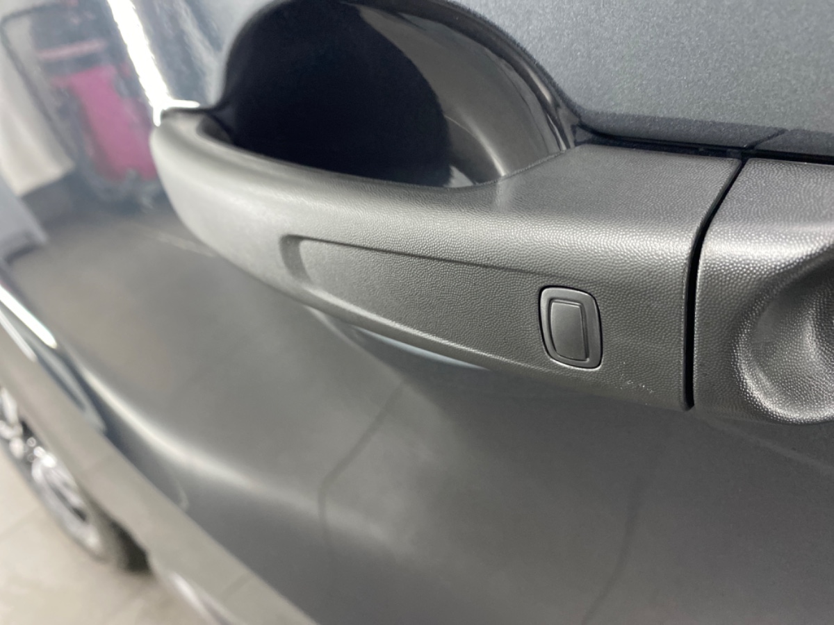 Renault Trafic L2H1 T29 DC dCi 170 EDC Extra – Gris Comete