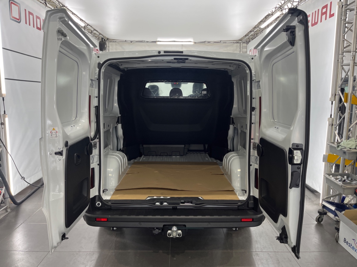 Renault Trafic 2.0 Blue dCi 130 T29 L2H1 Advance DC – 17″ LMV | Camera | Trekhaak | Stoel pass. in hoogte verstelb.