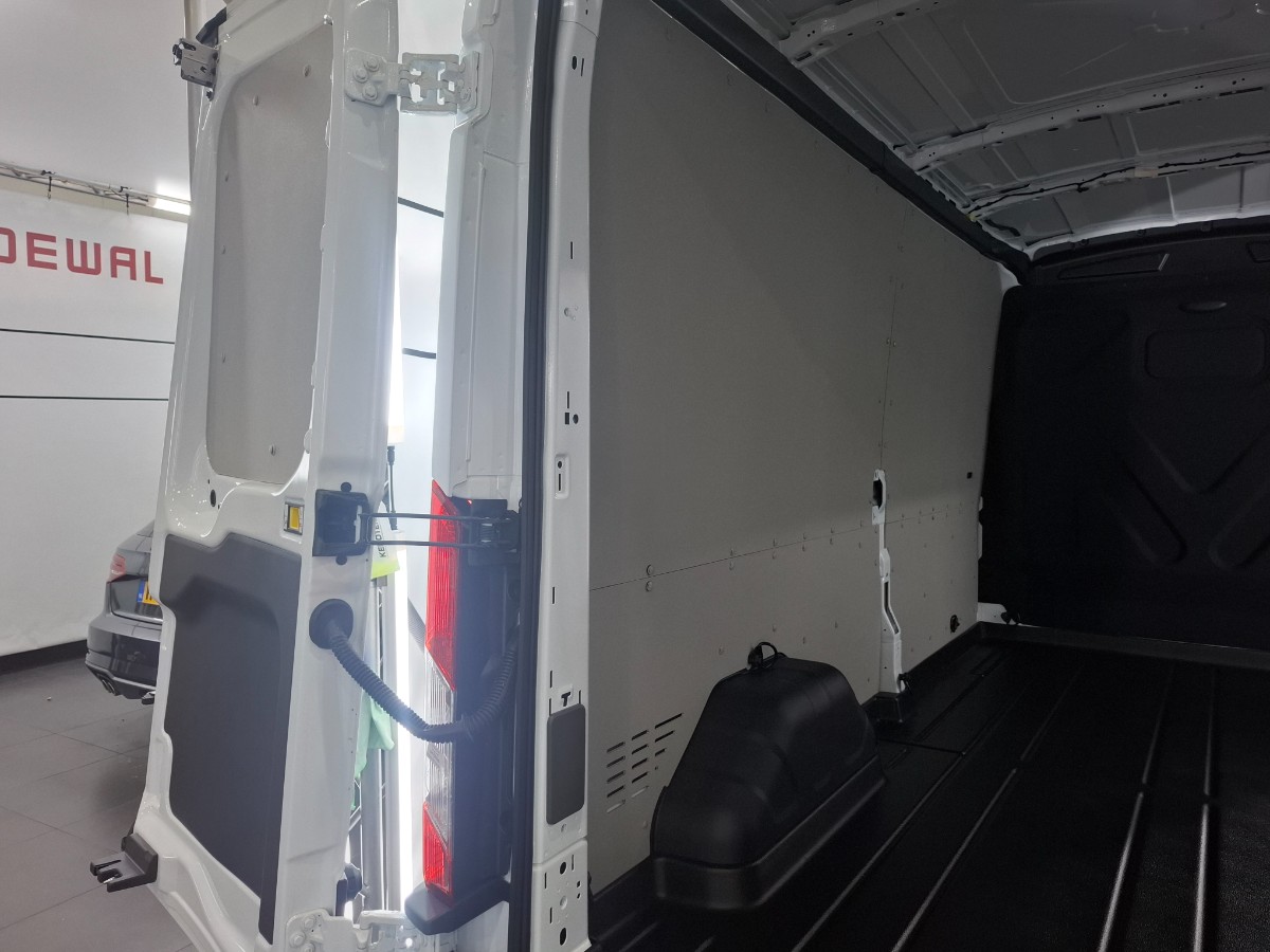 Ford Transit Trend 130PK Automaat | SYNC4 | Trekhaak | Stoelverwarming | Laadruimte pack