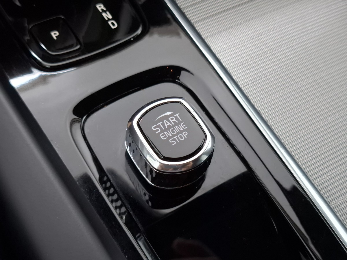 Volvo XC60 2.0 T8 AWD Recharge R-Desgin |Pano|H&K|Memory|Stoelverwarming|