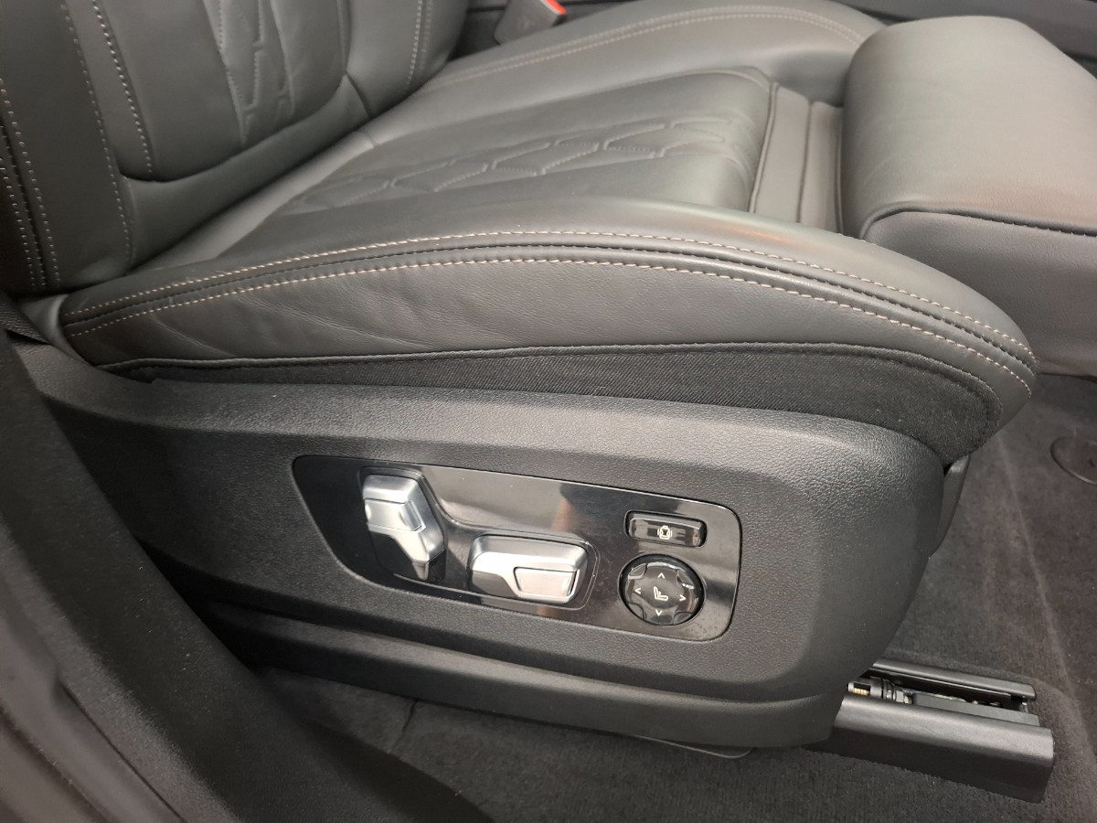 BMW X5 Xdrive 40d | Grijs kenteken | 22″ LMV | Trekhaak elekt. | Pano | HiFi | Soft-close | Innovation | DRAVITGRAU