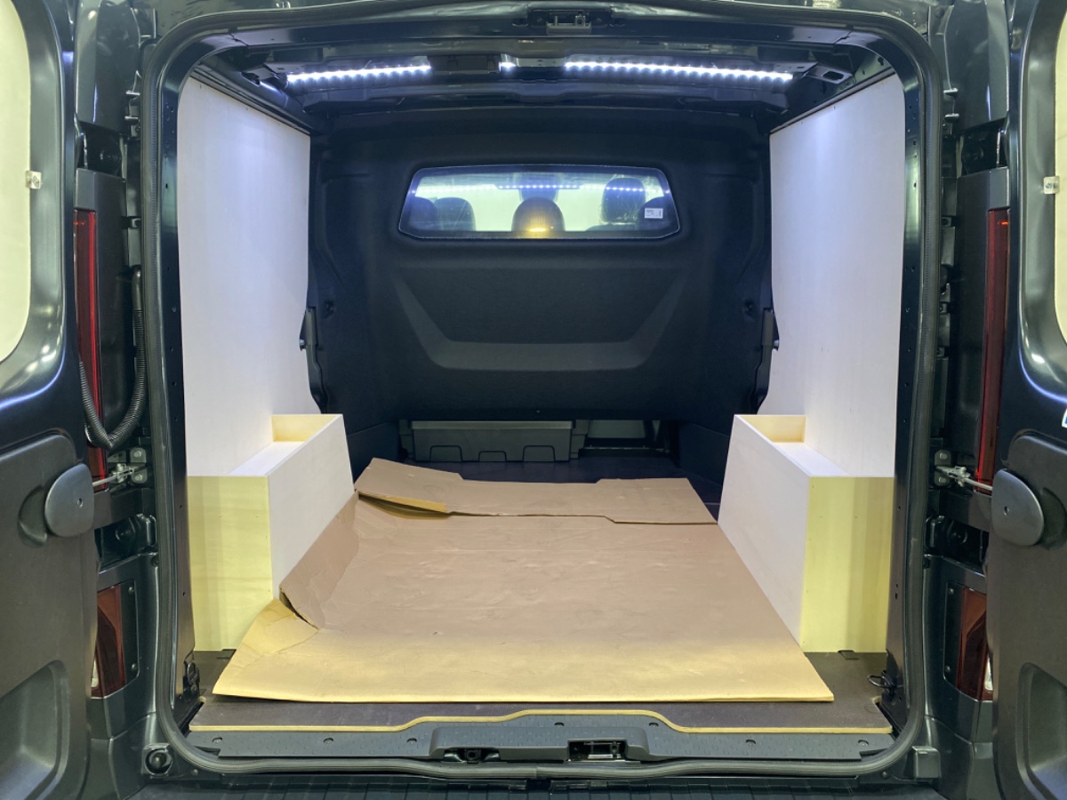 Renault Trafic L2H1 T29 DC dCi 170 EDC Extra – Gris Comete