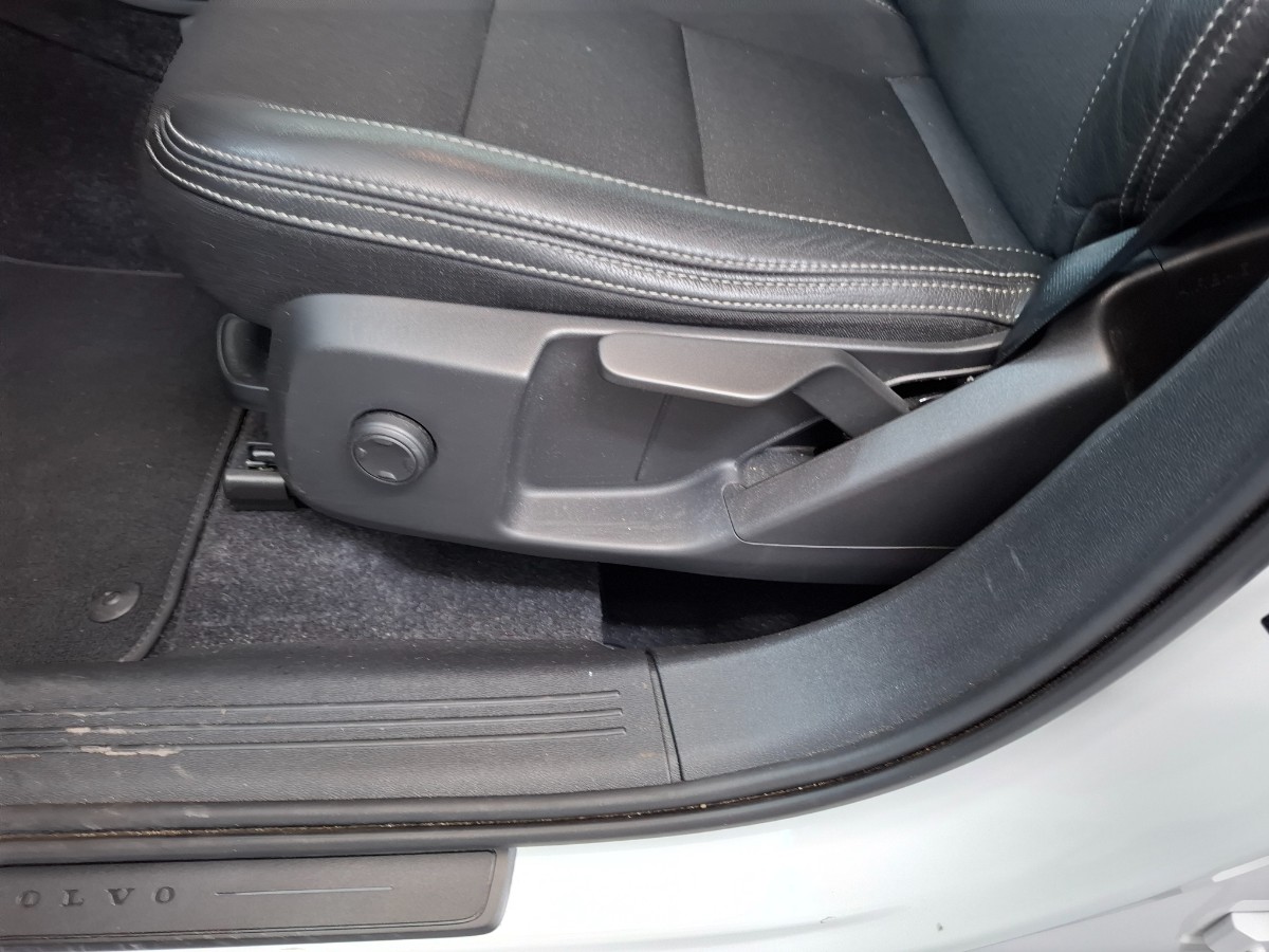 Volvo XC40 2.0 T4 AUT Momentum Pro Camera ACC