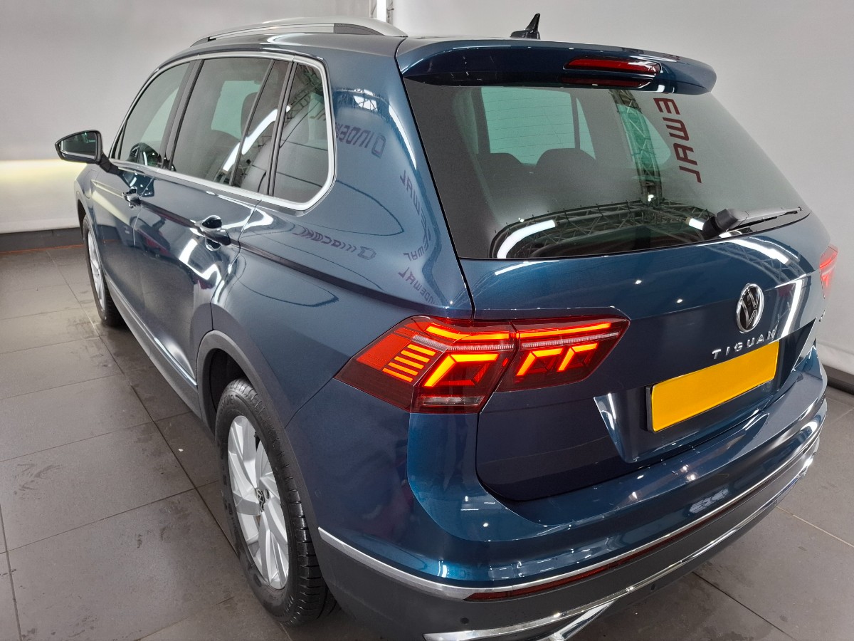 Volkswagen Tiguan Elegance eHybrid 1.4 TSI 245PK | Pano Area-View Matrix-LED Keyless | Nighshade Blue