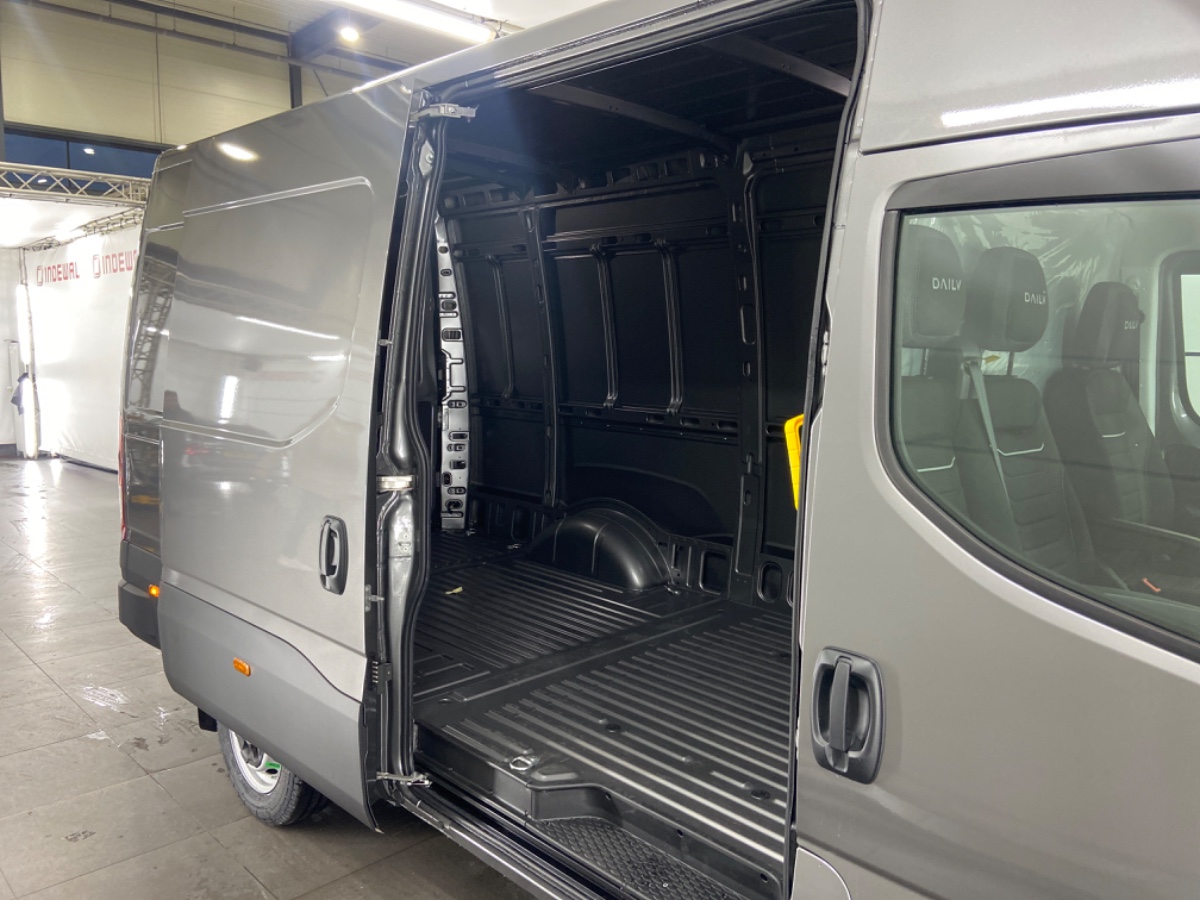 Iveco Daily NW MODEL | 35S18HA8 V L2H2 | 3.0 180PK | Grey met. | Navi | ECC | ACC | Gev. stoel | CAM | THK
