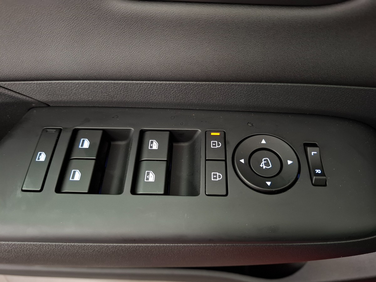 Hyundai Kona Premium TT 65.4 KWH Vol Leer Stoelverwarming Stoelverkoeling HUD