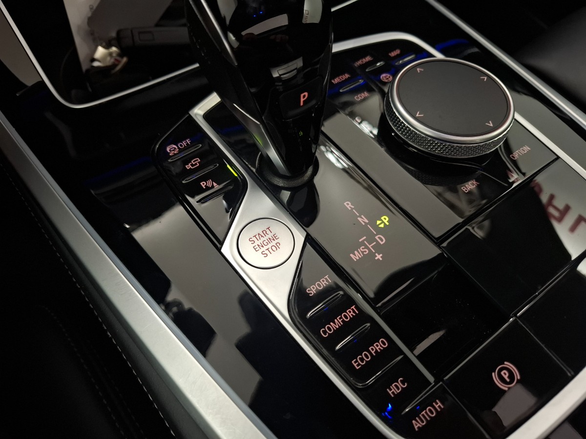BMW X5 Xdrive 40d | Grijs kenteken | 22″ LMV | Trekhaak elekt. | Pano | HiFi | Soft-close | Innovation | DRAVITGRAU