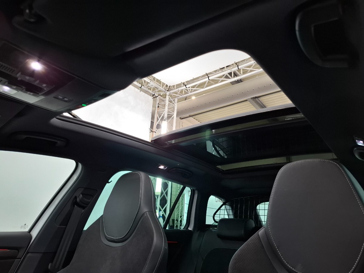 Skoda Superb Combi 1.4 TSI 218 PHEV DSG SPORTLINE | Pano Virtual Alcantara Stoelverw. Trekhaak | Moon White Metallic