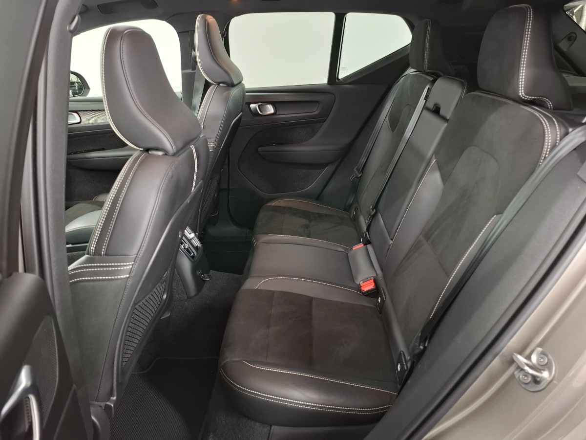 Volvo XC40 1.5 T4 Recharge R-Design Pano ACC H&K Elec Stoelen+Geheugen+Verwarming