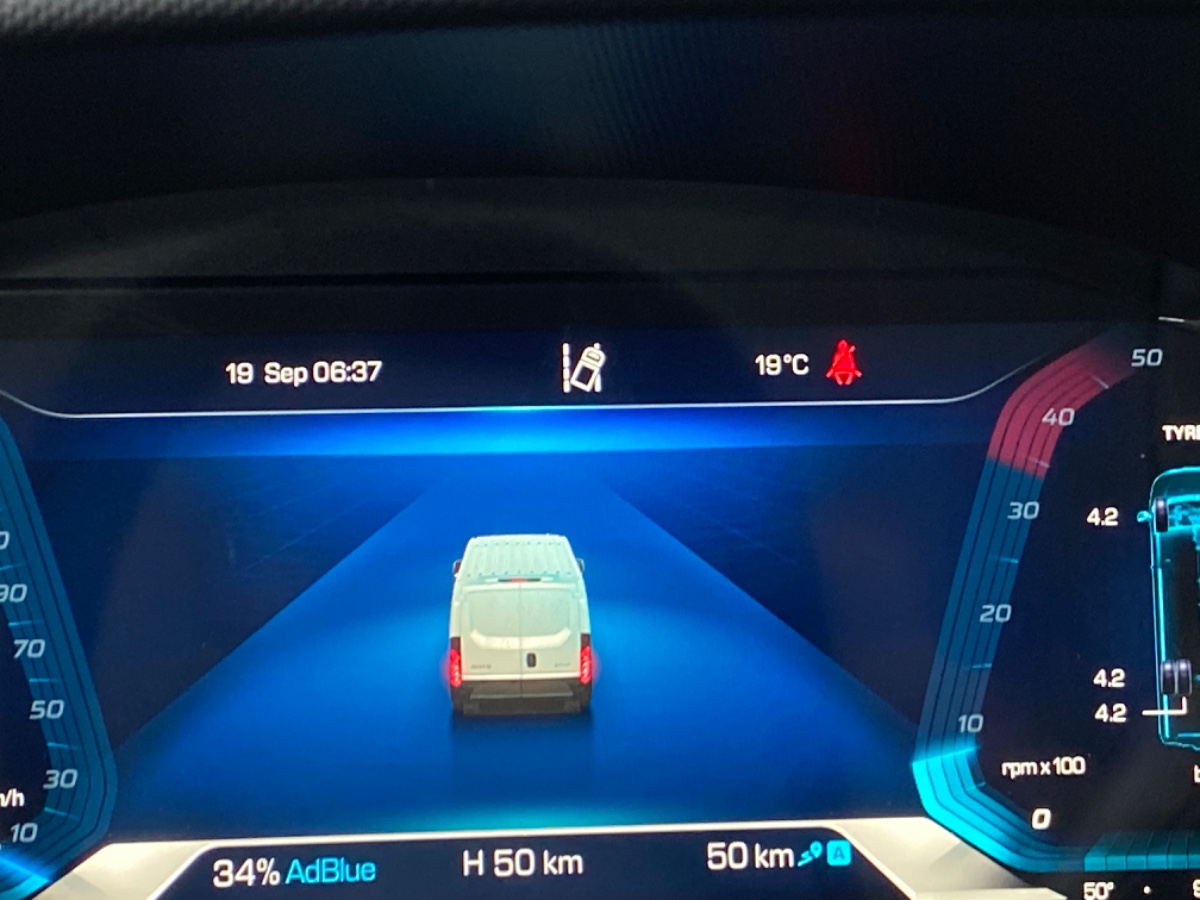 Iveco Daily 35C18HA8 V L2H2 3520 | MY 25 | Dubb.Lucht | Comfort pack | Navi Trekhaak Camera | 86l Tank | Rswiel