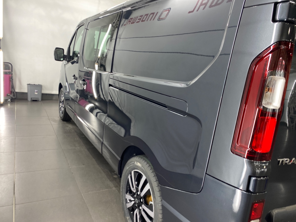 Renault Trafic L2H1 T29 DC dCi 170 EDC Extra – Gris Comete