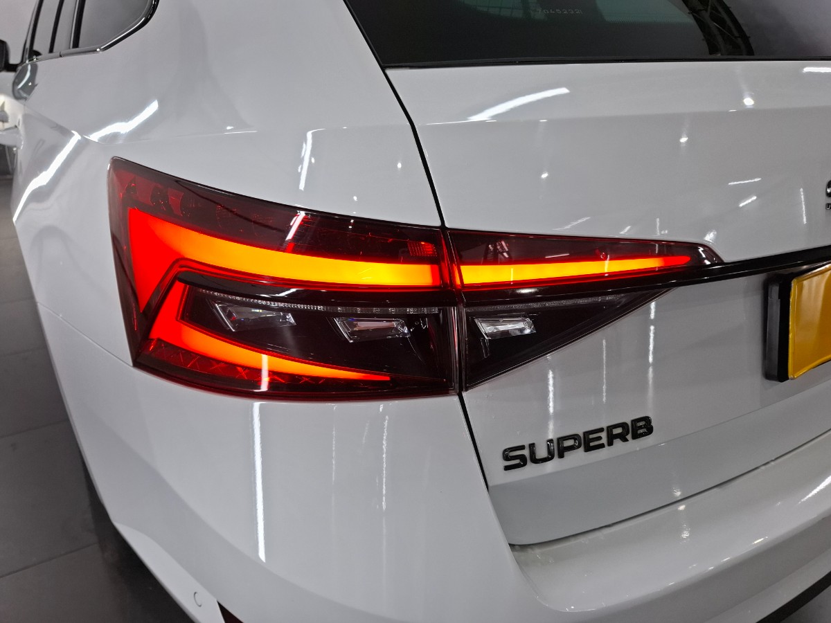 Skoda Superb Combi 1.4 TSI 218 PHEV DSG SPORTLINE | Pano Virtual Alcantara Stoelverw. Trekhaak | Moon White Metallic