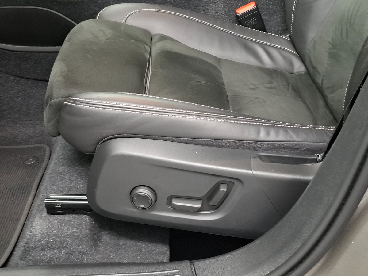 Volvo XC40 1.5 T4 Recharge R-Design Pano ACC H&K Elec Stoelen+Geheugen+Verwarming