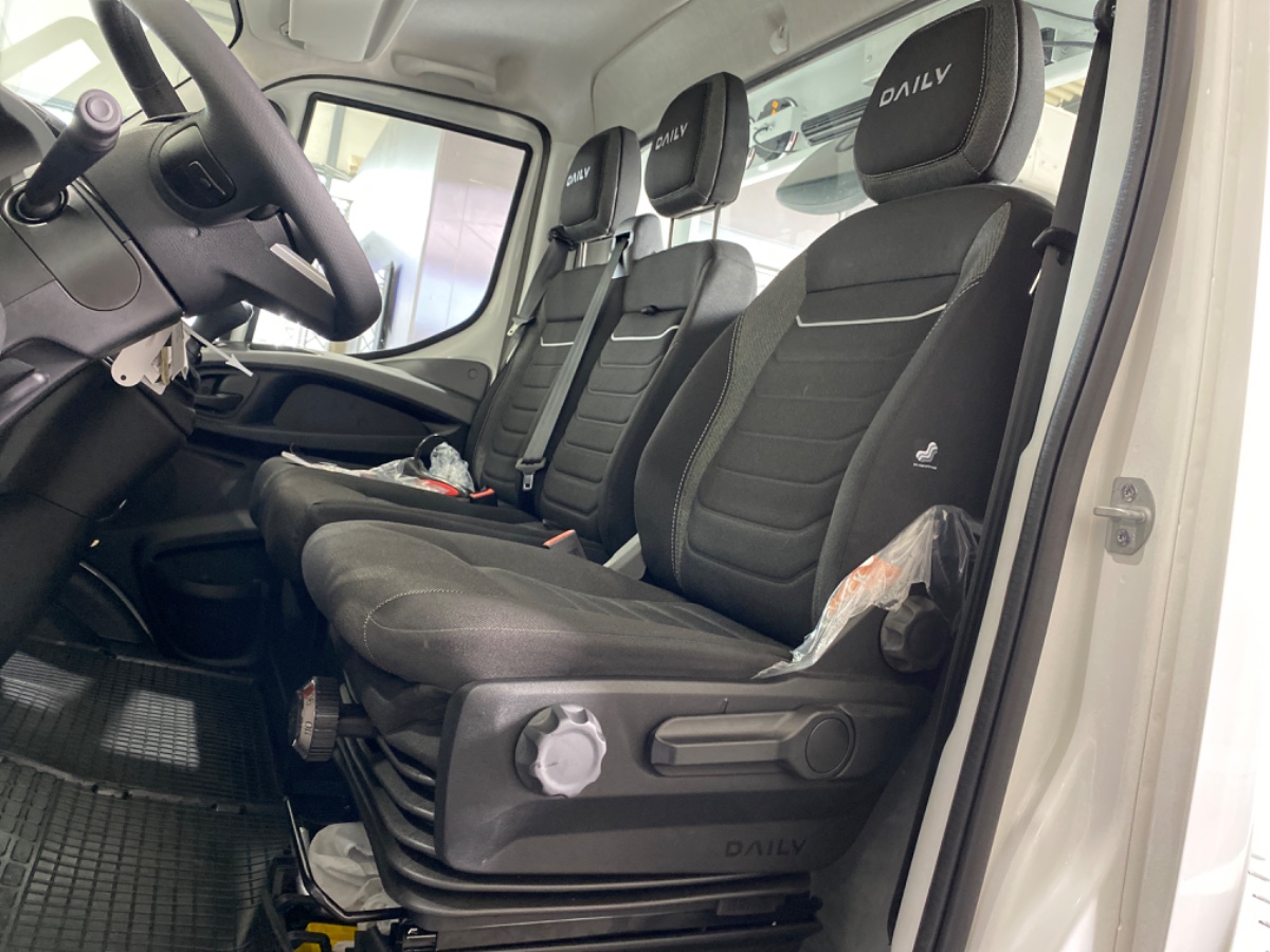 Iveco Daily 35S18 3.0L 180PK AUT | Oprijwagen Fly-Over | LED NAV ECC THK ACC | 3.5t trekgw. | Katax opbouw