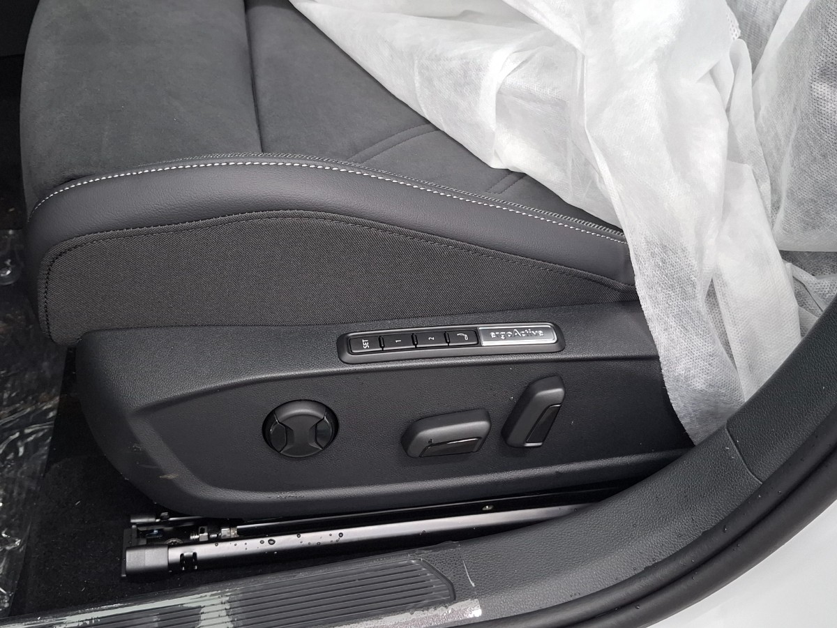 Volkswagen Golf Style 1.5 TSI eHybrid DSG | IQ LIGHT | LMV 18 Catania | Winterpakket | PURE WHITE