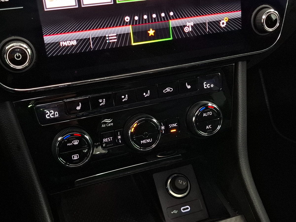 Skoda Superb Combi 1.4 TSI 218 PHEV DSG SPORTLINE | Pano Virtual Alcantara Stoelverw. Trekhaak | Moon White Metallic
