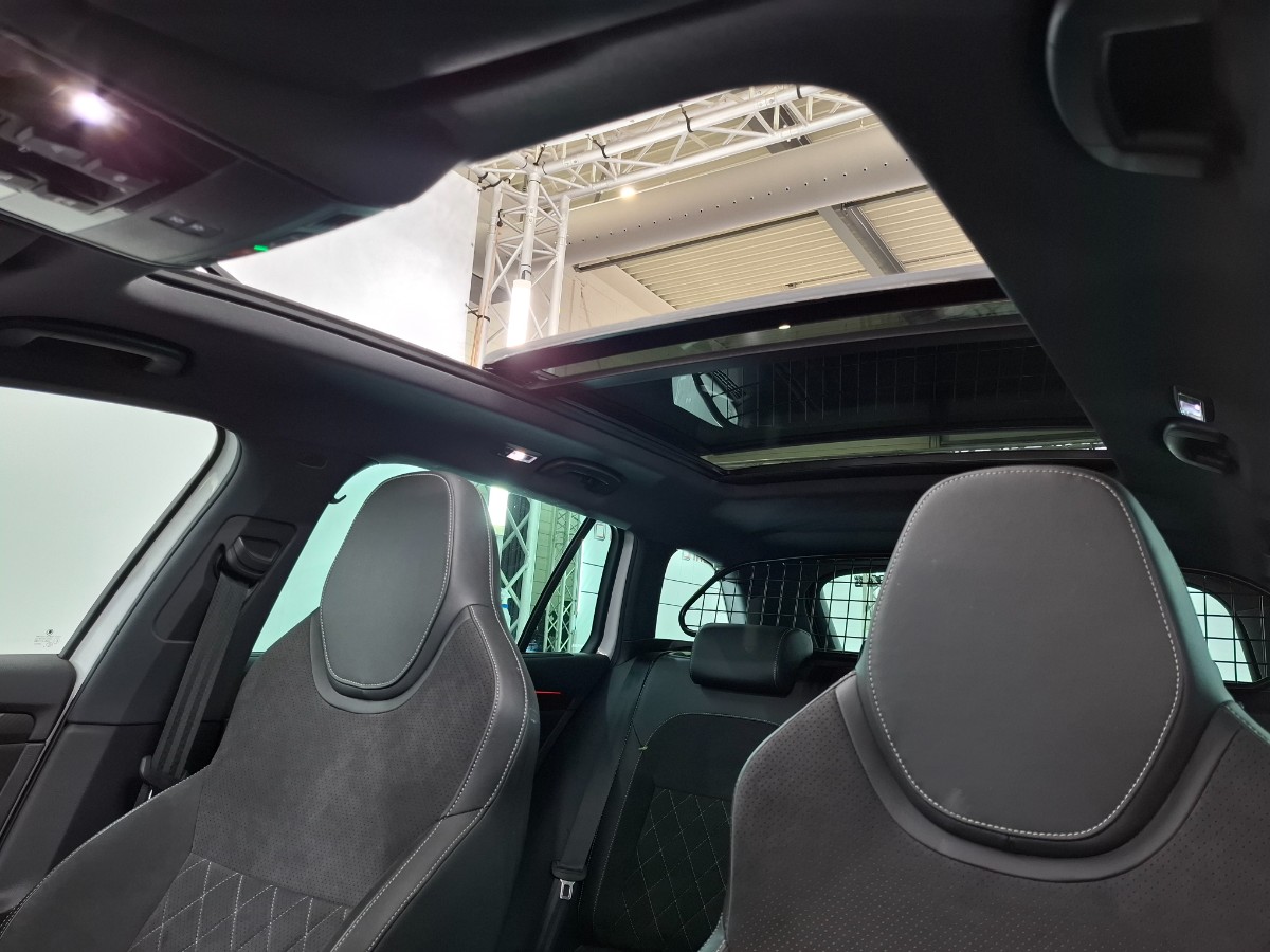 Skoda Superb Combi 1.4 TSI 218 PHEV DSG SPORTLINE | Pano Virtual Alcantara Stoelverw. Trekhaak | Moon White Metallic