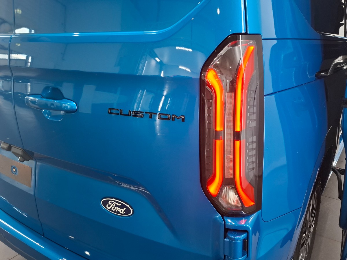 Ford e-Transit Custom 340 L2H1 Limited 65 kWh 218PK – Digital aqua blue – Driver Pack Ultimate – Matrix LED – B&O Audio