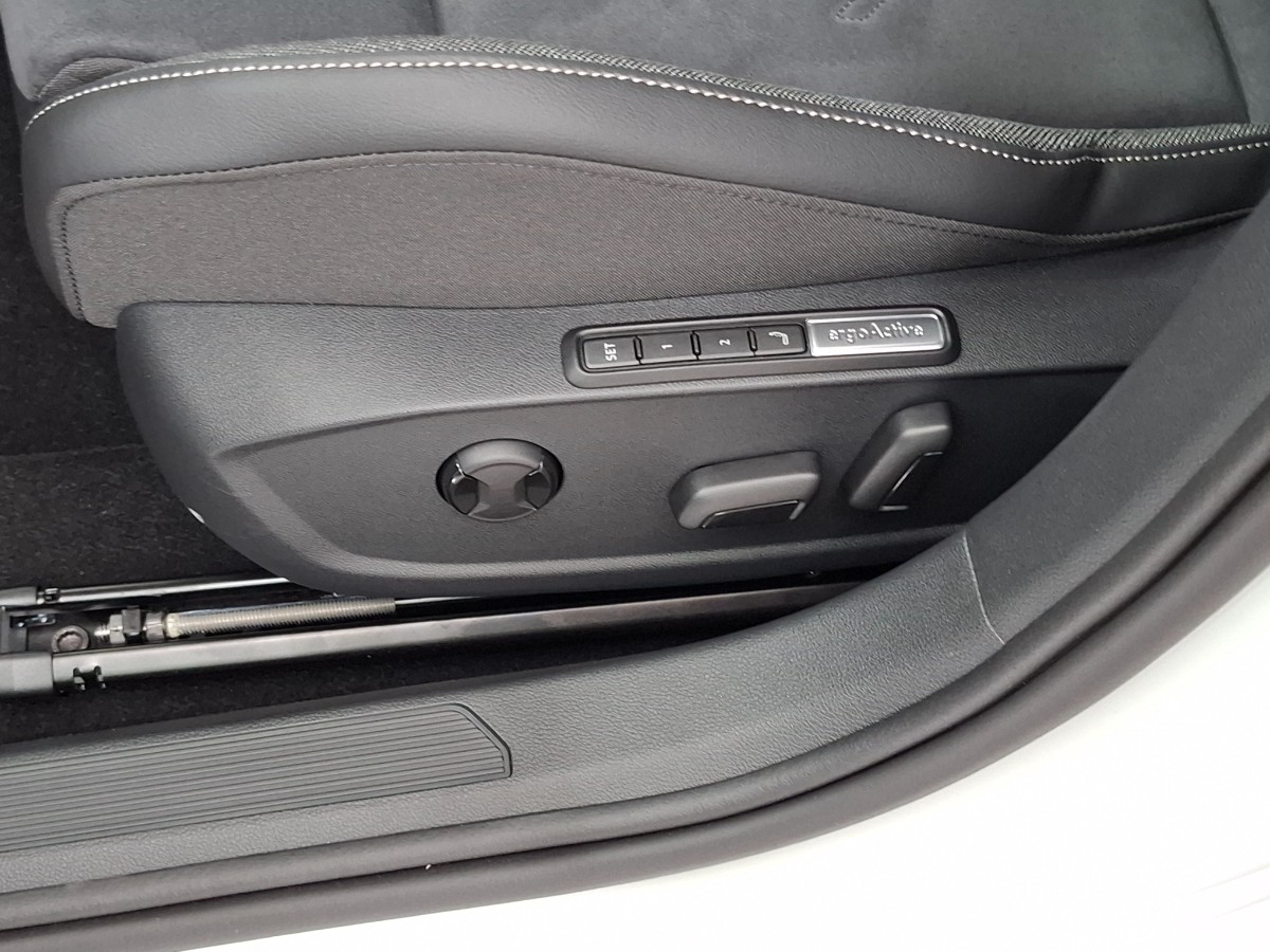 Volkswagen Golf Style 1.5 TSI eHybrid DSG | IQ LIGHT | LMV 18 Catania | Winterpakket | PURE WHITE