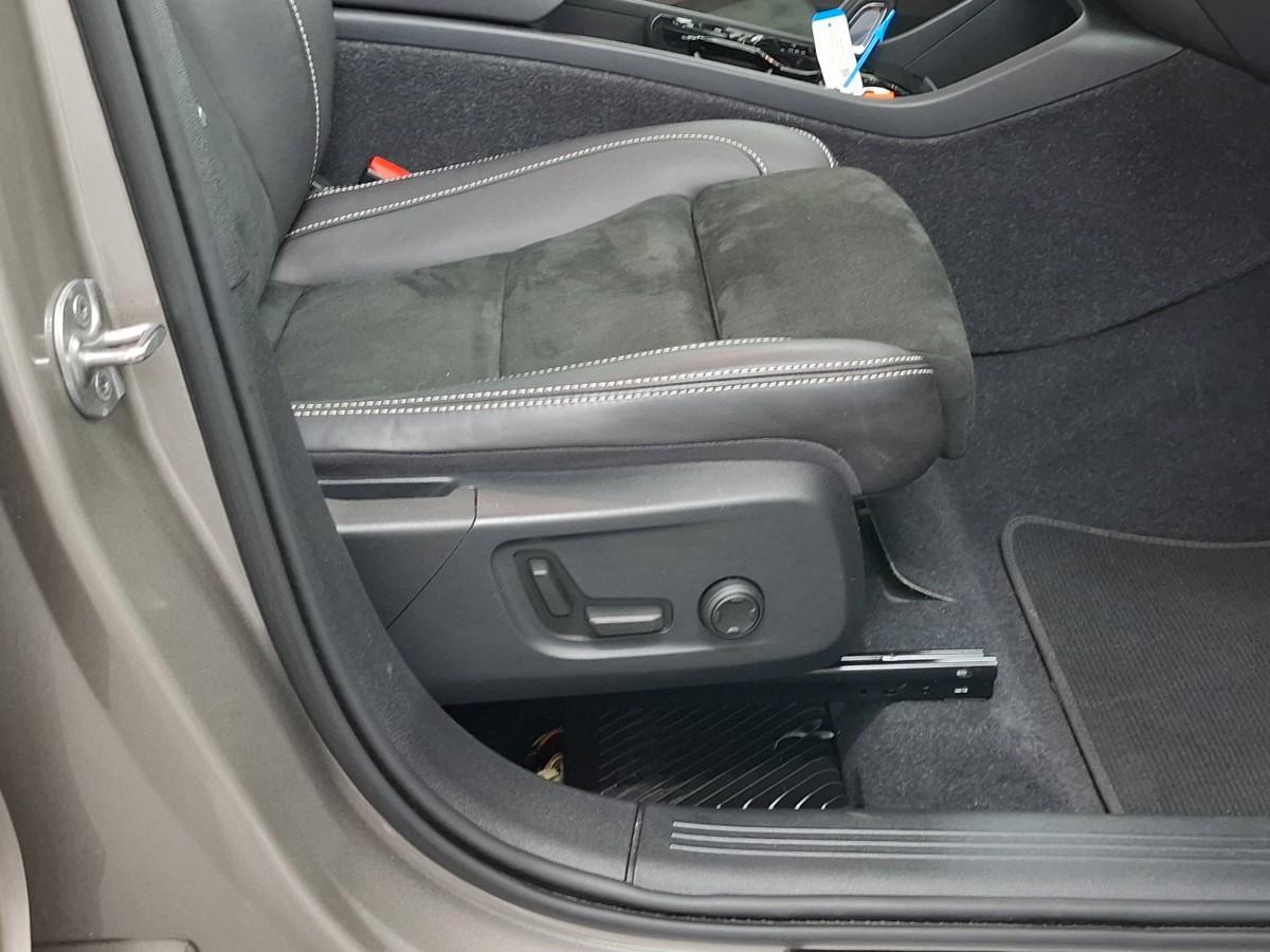 Volvo XC40 1.5 T4 Recharge R-Design Pano ACC H&K Elec Stoelen+Geheugen+Verwarming