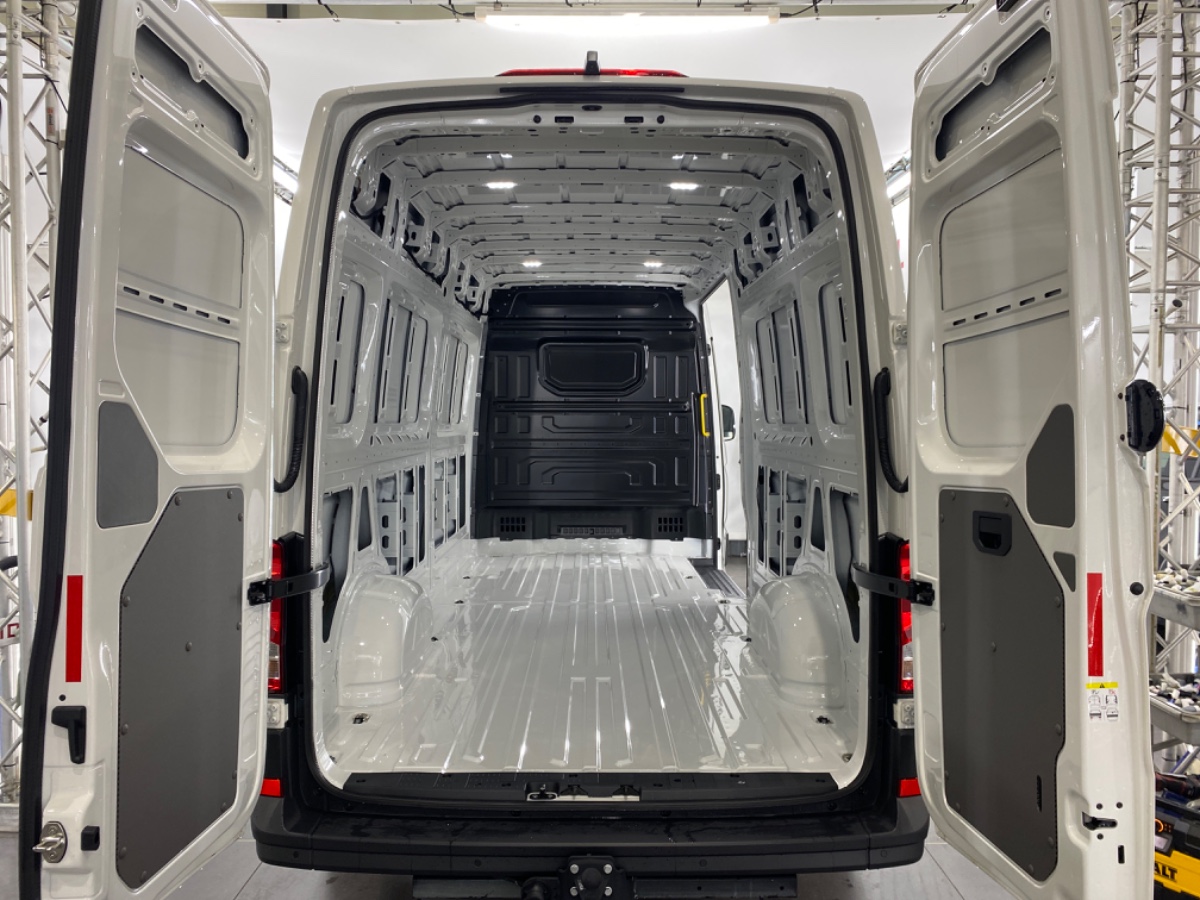 Volkswagen Crafter 35 2.0 TDI 177PK DSG L4H3 Highline FWD | Allseasons | Trekhaak + assist | Verzwaarde vooras | Bijrijdersbank met opbergvak | NWPRIJS 50.000 EX | 8x op voorraad