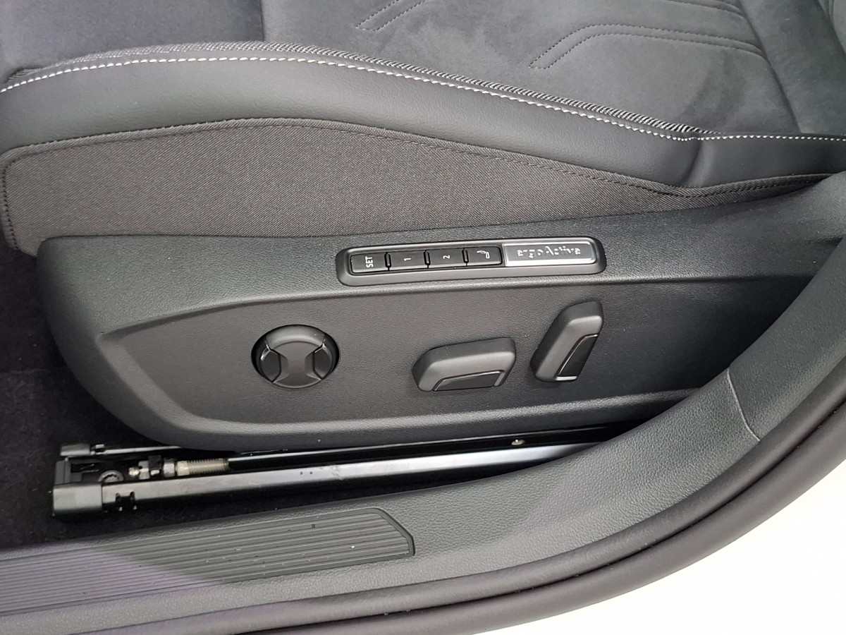 Volkswagen Golf Style 1.5 TSI eHybrid DSG | Zwart dak | IQ LIGHT | LMV 18 Catania | Winterpakket | PURE WHITE