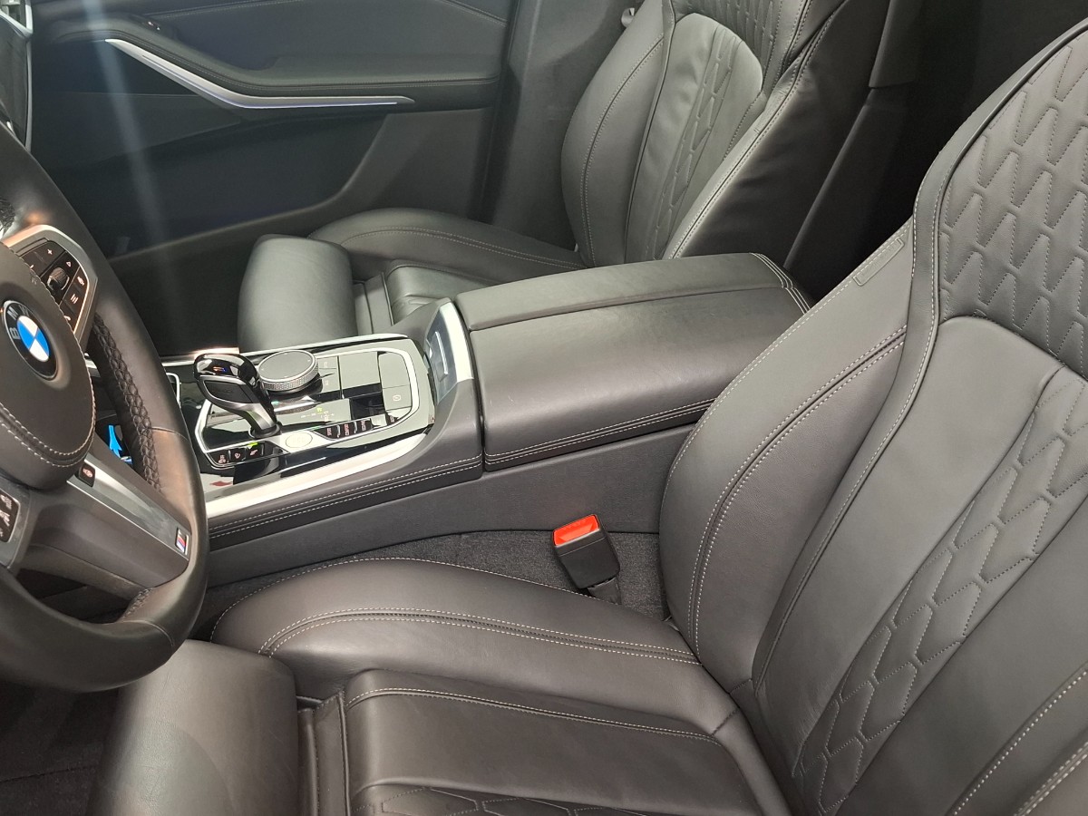 BMW X5 Xdrive 40d | Grijs kenteken | 22″ LMV | Trekhaak elekt. | Pano | HiFi | Soft-close | Innovation | DRAVITGRAU