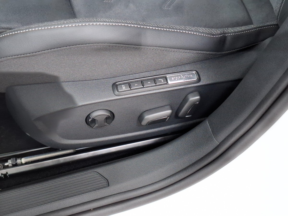 Volkswagen Golf Style 1.5 TSI eHybrid DSG | IQ LIGHT | LMV 18 Catania | Winterpakket | PURE WHITE