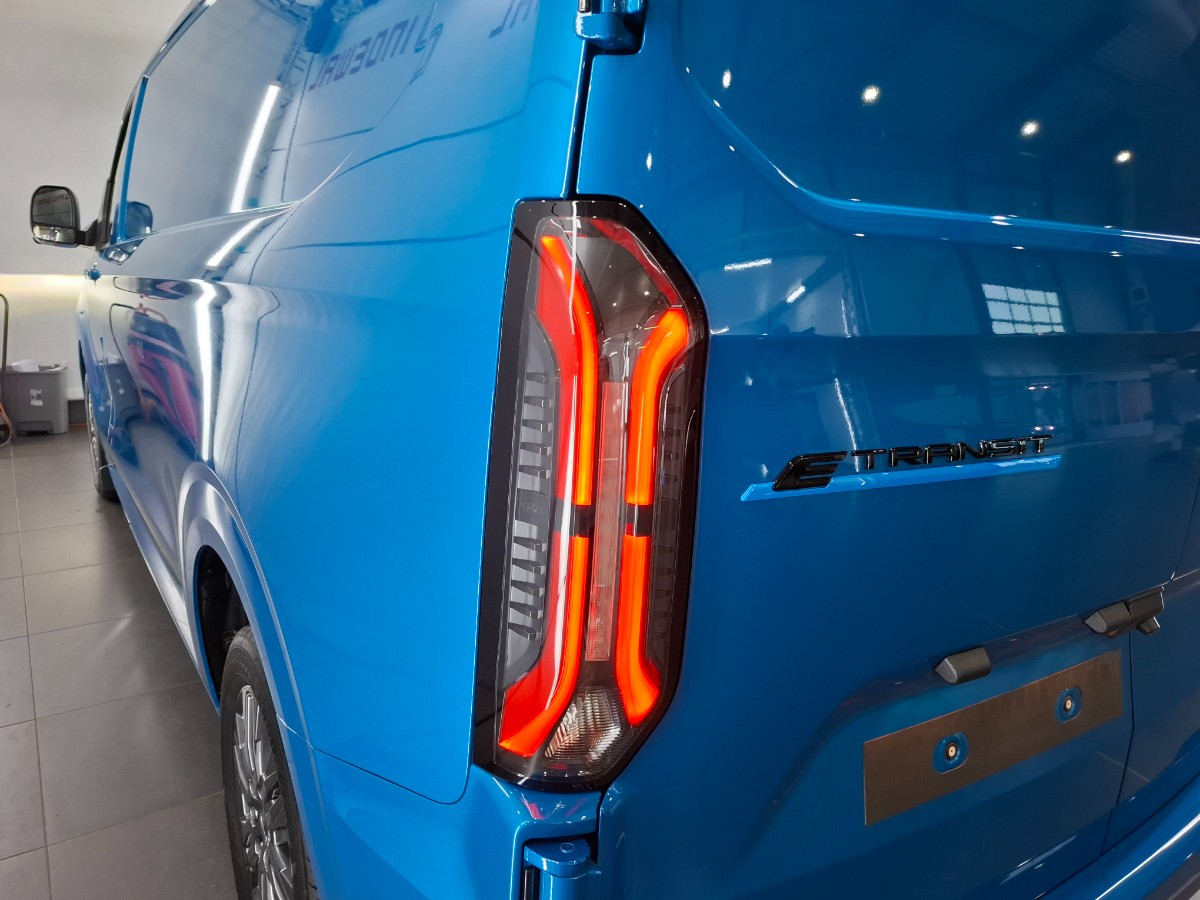Ford e-Transit Custom 340 L2H1 Limited 65 kWh 218PK – Digital aqua blue – Driver Pack Ultimate – Matrix LED – B&O Audio