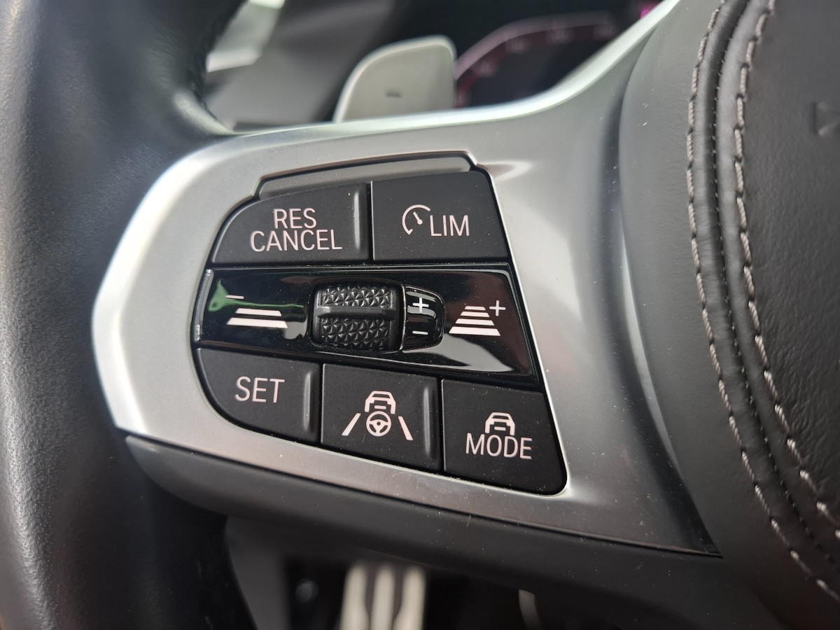 BMW X5 Xdrive 40d | Grijs kenteken | 22″ LMV | Trekhaak elekt. | Pano | HiFi | Soft-close | Innovation | DRAVITGRAU