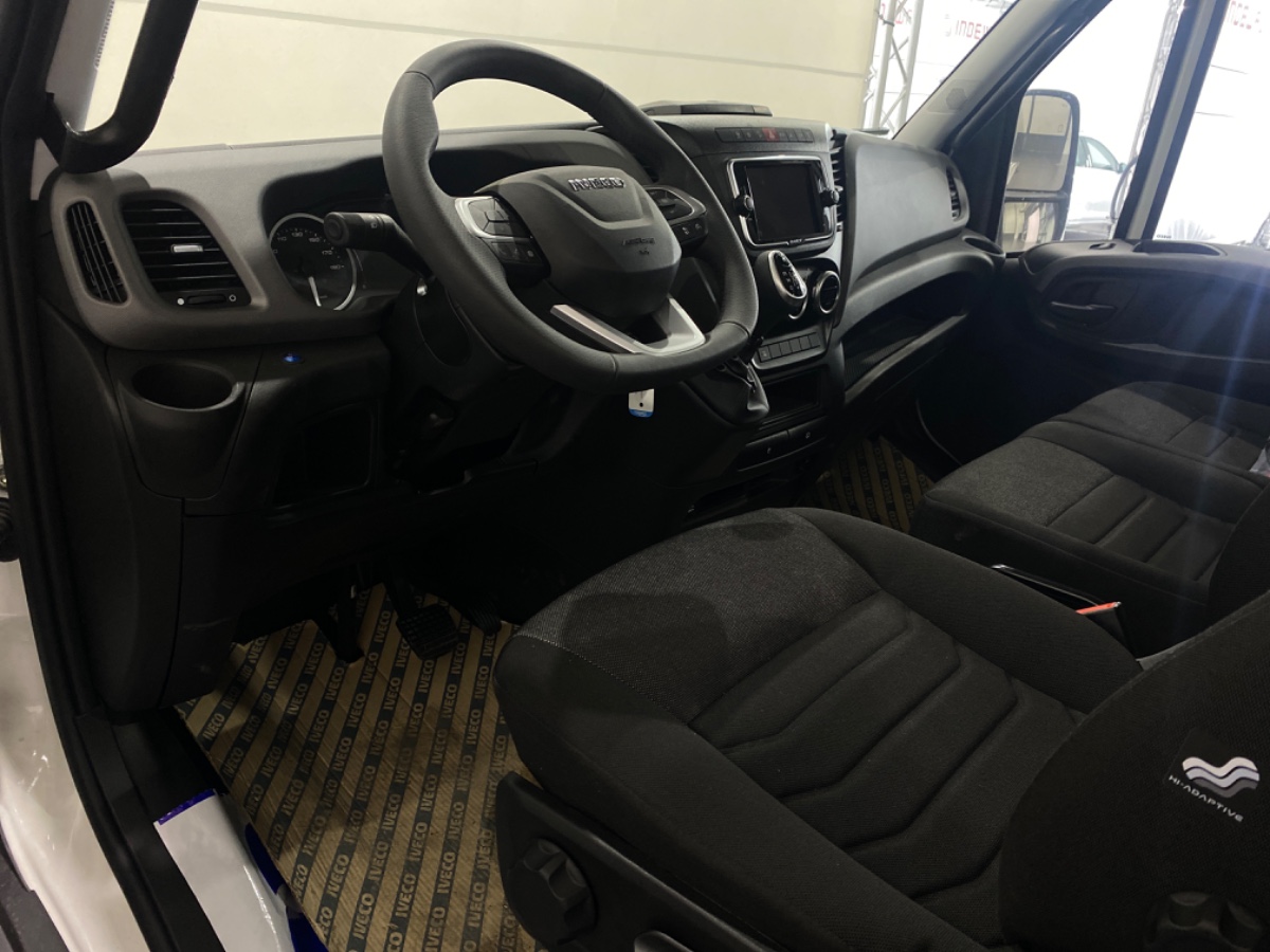 Iveco Daily 35S18 3.0L 180PK AUT | Oprijwagen | Geveerde stoel | 3,5t trekgw. | Adaptive CC | LED NAV ECC Adaptive CC | Faustmann opbouw | 1100 kg Laden