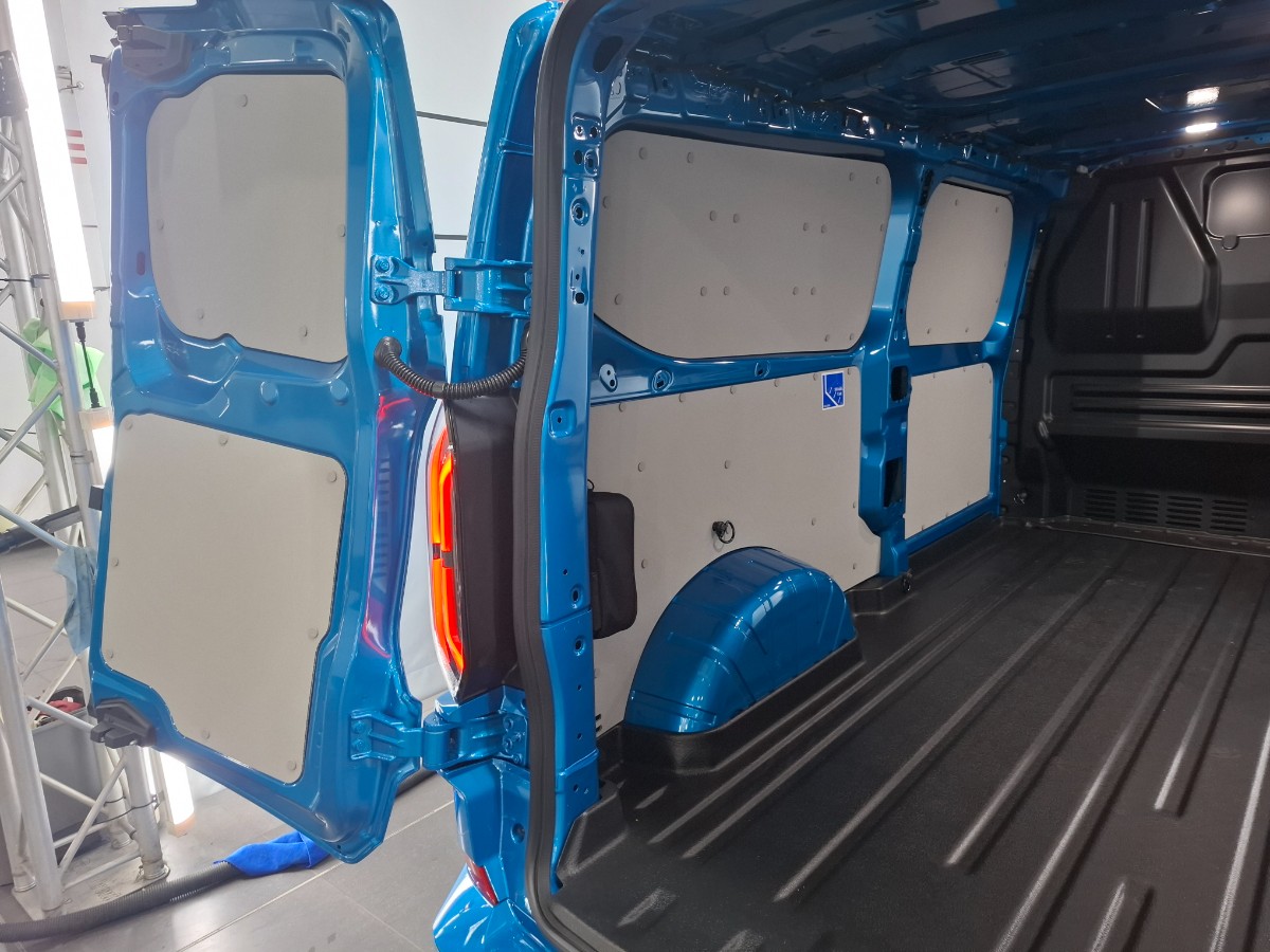 Ford e-Transit Custom 340 L2H1 Limited 65 kWh 218PK – Digital aqua blue – Driver Pack Ultimate – Matrix LED – B&O Audio