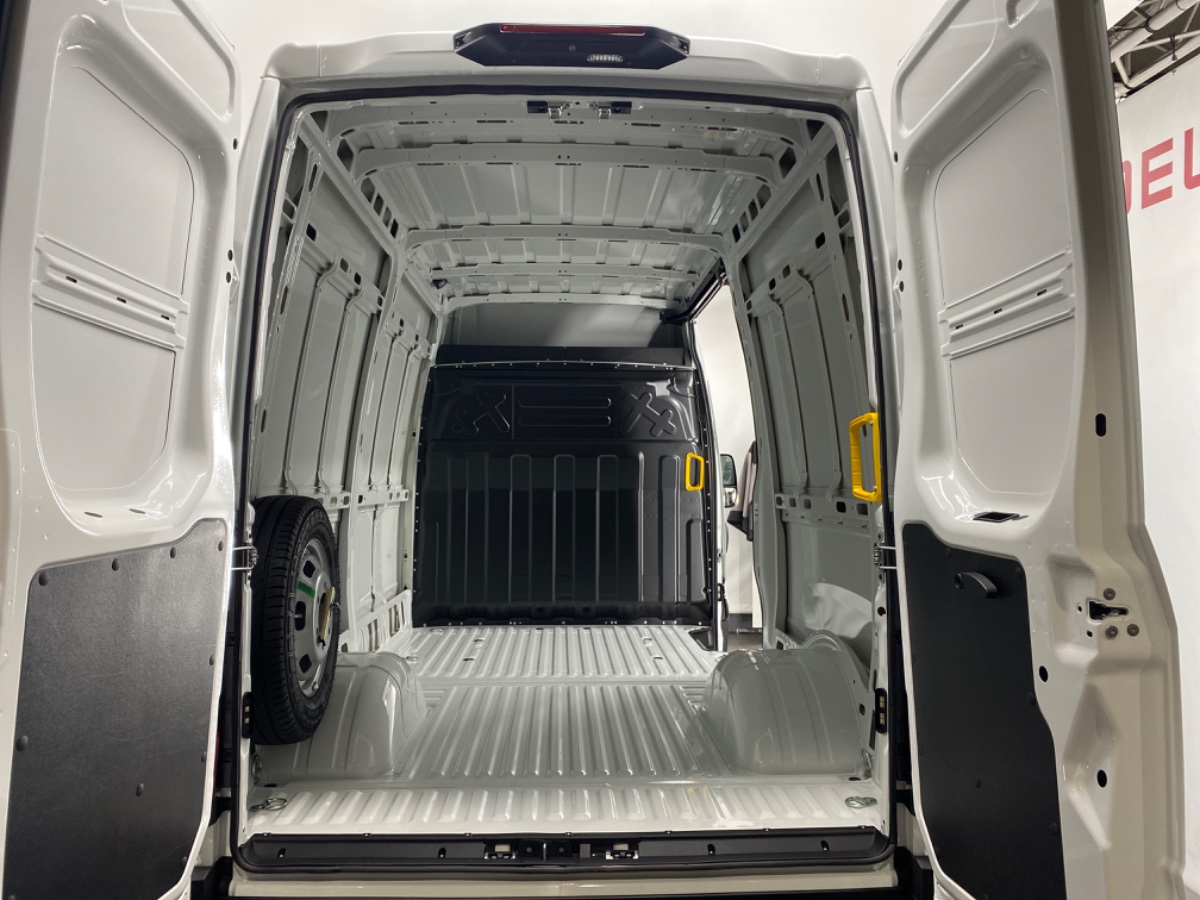 Iveco Daily 35C18HA8 V L2H2 3520 | MY 25 | Dubb.Lucht | Comfort pack | Navi Trekhaak Camera | 86l Tank | Rswiel