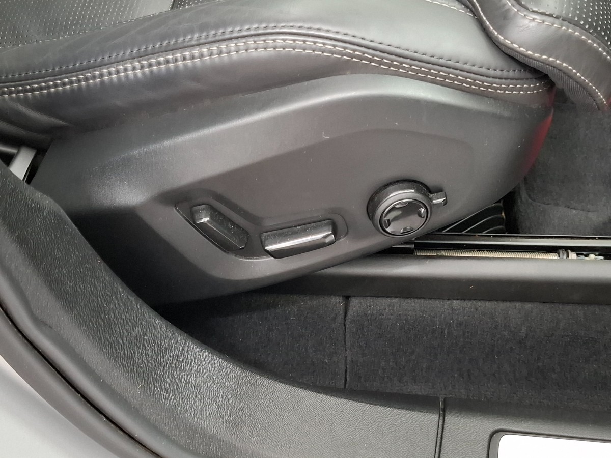 Volvo XC60 2.0 T8 AWD Recharge R-Desgin |Pano|H&K|Memory|Stoelverwarming|