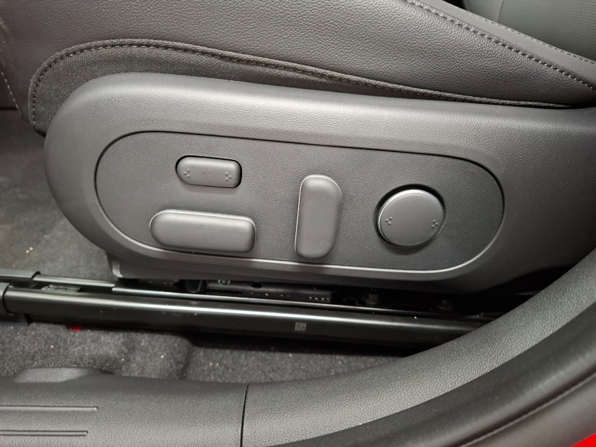 Hyundai Kona Premium TT 65.4 KWH Vol Leer Stoelverwarming Stoelverkoeling HUD