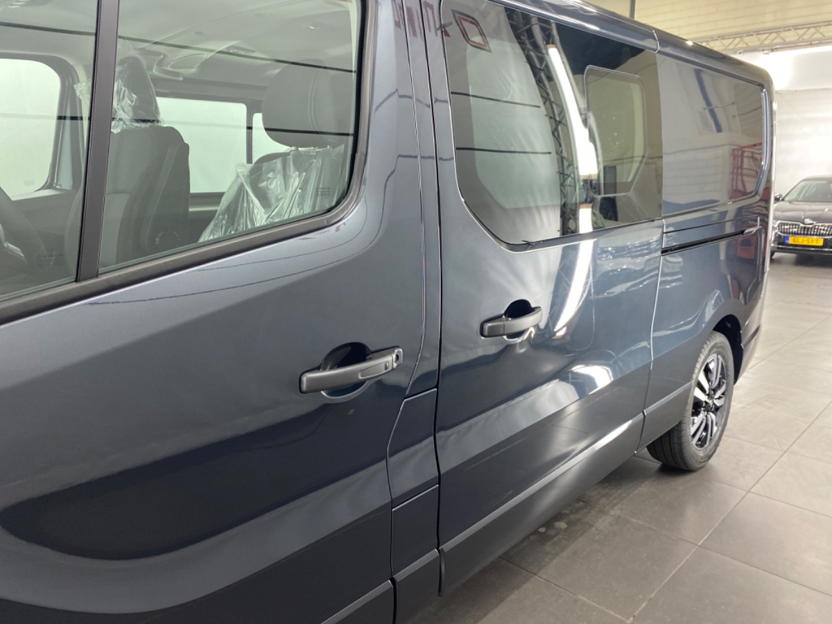 Renault Trafic L2H1 T29 DC dCi 170 EDC Extra – Gris Comete