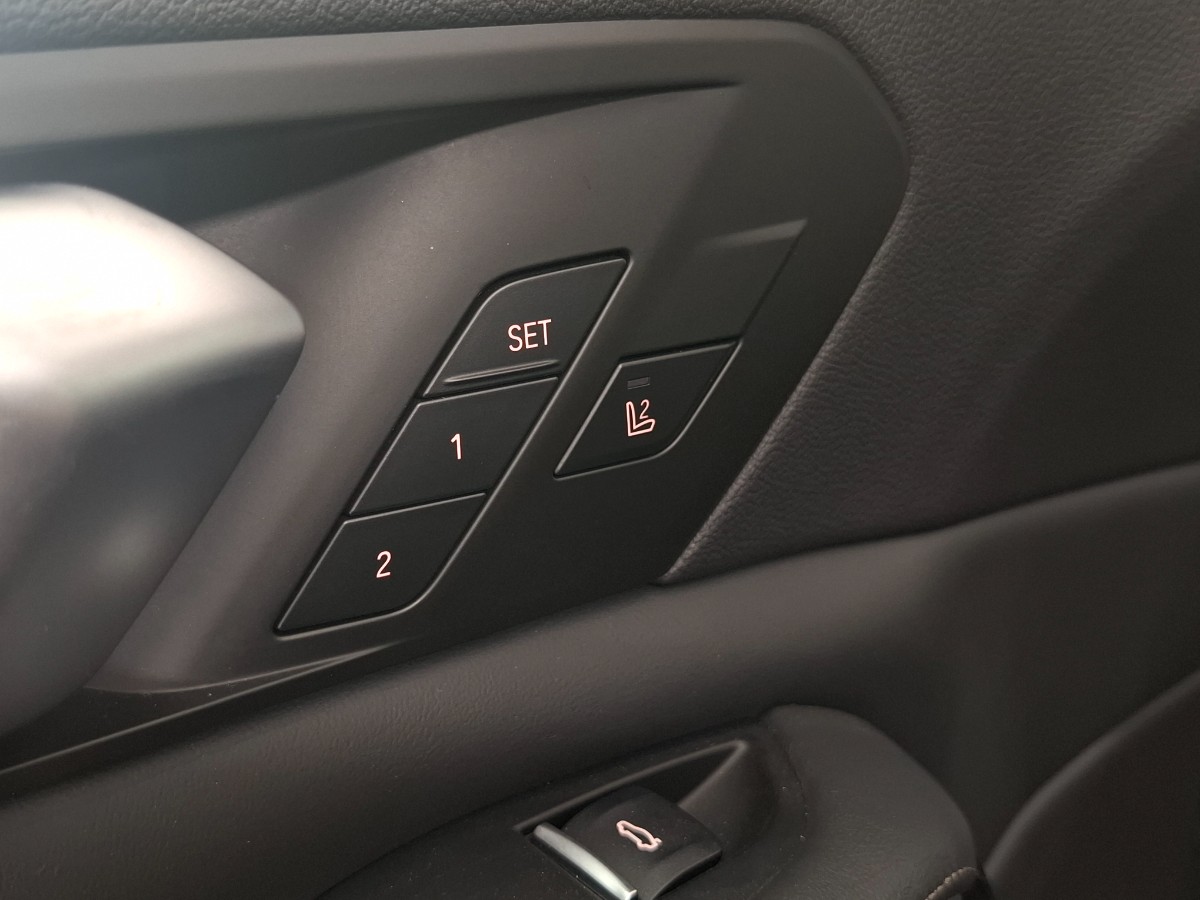 BMW X5 Xdrive 40d | Grijs kenteken | 22″ LMV | Trekhaak elekt. | Pano | HiFi | Soft-close | Innovation | DRAVITGRAU