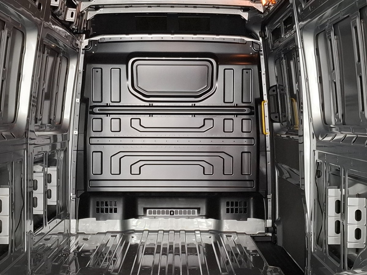 Volkswagen Crafter 35 2.0 TDI 140PK L4H3 Highline | LED | Climatronic | Leder stuur verwarm. | Comfortstoel | Stoelverw. | Trekhaakvoorb.| Reflex Silver