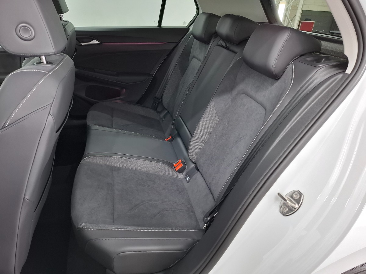 Volkswagen Golf Style 1.5 TSI eHybrid DSG | IQ LIGHT | LMV 18 Catania | Winterpakket | PURE WHITE