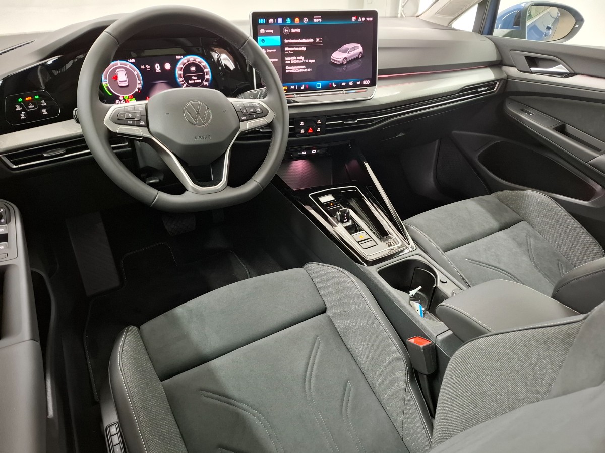 Volkswagen Golf Style 1.5 TSI eHybrid DSG | IQ LIGHT | LMV 18 Catania | Winterpakket | Anemone Blue