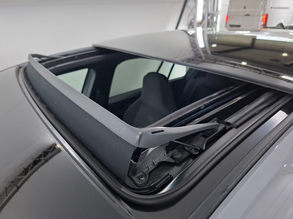 Volkswagen Golf 1.5 TSI R-LINE
