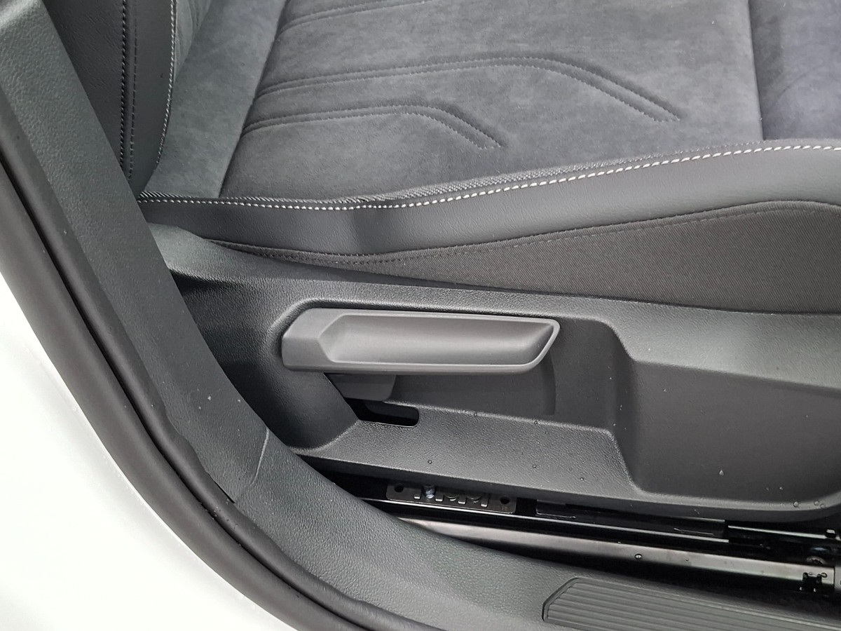Volkswagen Golf Style 1.5 TSI eHybrid DSG | Zwart dak | IQ LIGHT | LMV 18 Catania | Winterpakket | PURE WHITE
